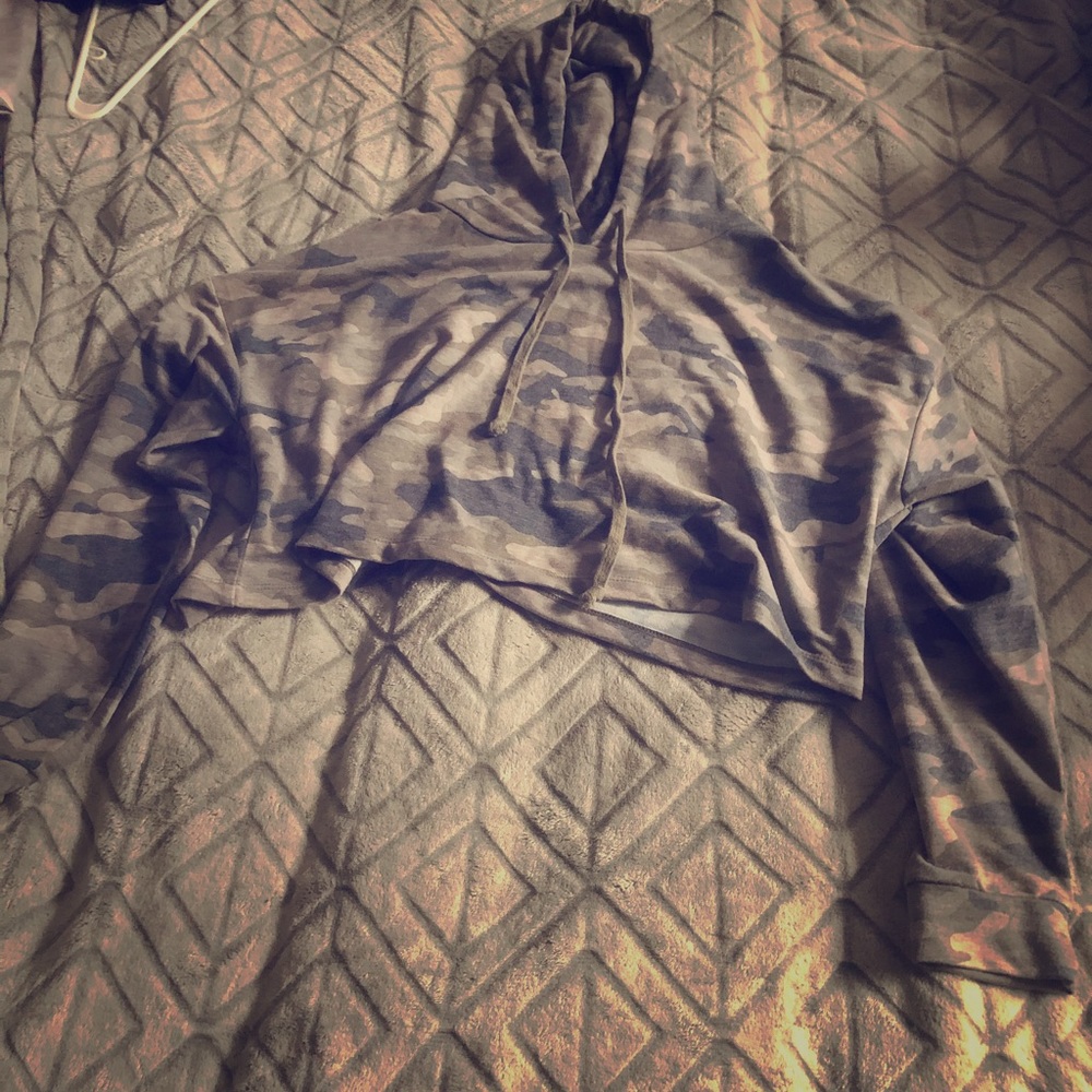 Cropped camo hoodie